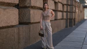 Frau in beigefarbener Leinenhose