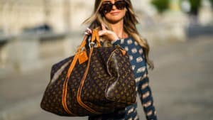 Frau mit Keepall 