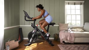 Frau auf Peloton Bike