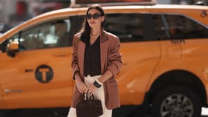 Frau in braunem Blazer