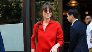 Dakota Johnson mit rotem Pullover