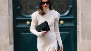 Frau in cremefarbenem Strickkleid