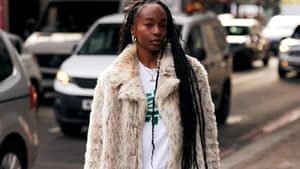 Frau in Fake Fur Jacke