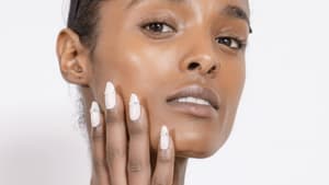 Model mit Schleifen-Nails