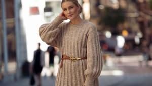 Frau in einem Strickkleid