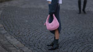 Frau in grauem Strickrock