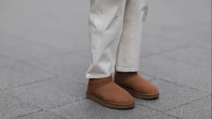 UGG Boots mit einer weißen Hose kombiniert