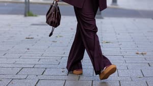 Frau in Adidas Sneakern