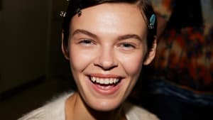 Model mit strahlender Haut