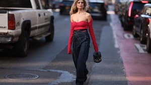 Xenia Adonts in dunkelblauer Jeans