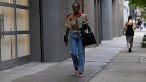 Jeans-Trends Herbst 2024: Frau in Denim Hose