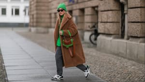 Sonia Lyson in Teddymantel