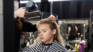 Frau bei Friseur