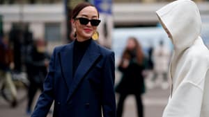 Frau in blauem Blazer
