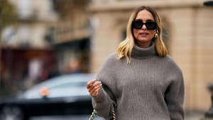 Frau mit Rollkragenpullover und Hoop Ohrringen