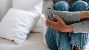 Frau umschlingt ihre Arme