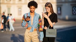 Zwei Frauen shoppen