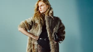 Frau in Fake Fur Mantel