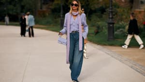 Frau mit Skinny Scarf