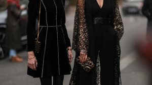 Zwei Frauen im glamourösen Outfit