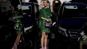 Leonie Hanne in Paillettenkleid