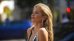 Xenia mit Tragus Piercing