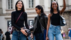 3 stylische Frauen am Lachen
