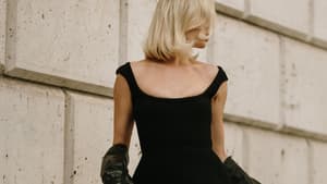 Frau in schwarzem Kleid
