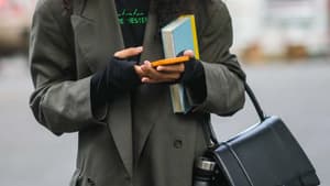 Frau mit Buch in der Hand