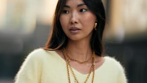 Frau mit Goldschmuck