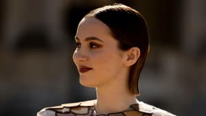 Frau mit Slicked-Bacl Bob