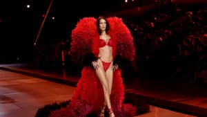 Bella Hadid in roter Unterwäsche