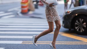 Leonie Hanne in Perlen-Outfit
