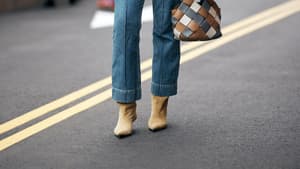 Frau mit Jeans und Kitten Heel Boots