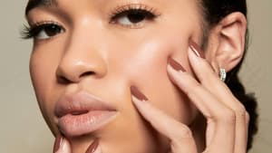 Model mit braunem Nagellack