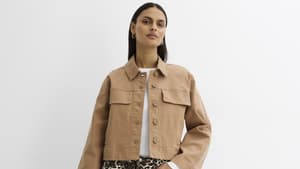 Cargo-Pants in Animal-Optik, camelfarbene Jacke und Sneakers mit pastelligen Details – der Look aus der „Sweet Leopard“-Kollektion von bonprix punktet mit seinem lässigen Stil-Mix