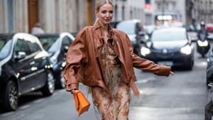 Leonie Hanne in Lederjacke