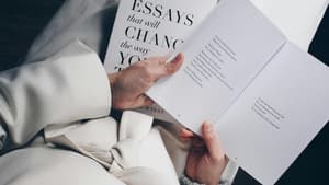Frau mit Buch in der Hand