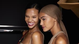 zwei Models mit strahlender Haut