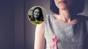 Brustkrebs: Frau mit pinkfarbener Schleife auf der Brust