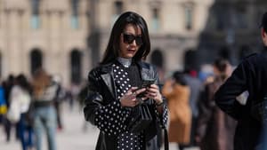 Frau in Polka Dots-Kleid Streetstyle