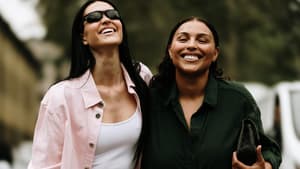 Zwei stylische Frauen