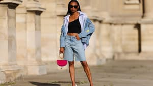 Frau trägt Jeans-Bermuda-Shorts
