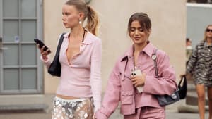 Zwei Frauen in rosafarbenen Looks