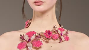 Model mit Orchideenkette