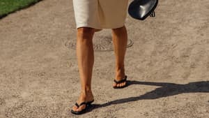 Frau mit Zehentrennern