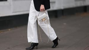 Frau in weißer Jeans