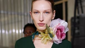 Model mit Blume