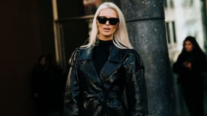 Frau mit blondiertem Haar