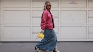 Frau in einem Maxirock